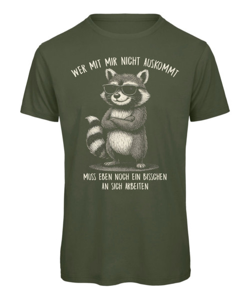 Waschbär T-Shirt Motiv mit Spruch: Wer mit mir nicht auskommt, muss eben noch an sich arbeiten – lustiges Tierdesign in Olive